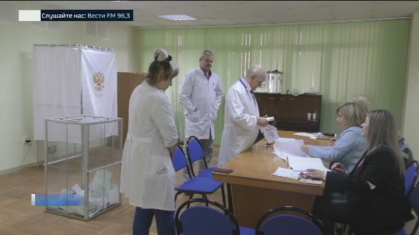 Люди в белых халатах пришли на избирательные участки Кисловодска