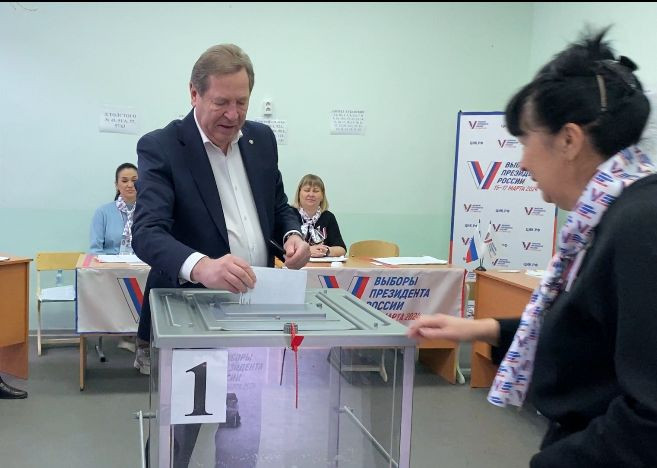 Депутат ГД Михаил Кузьмин в числе первых проголосовал в третий день выборов