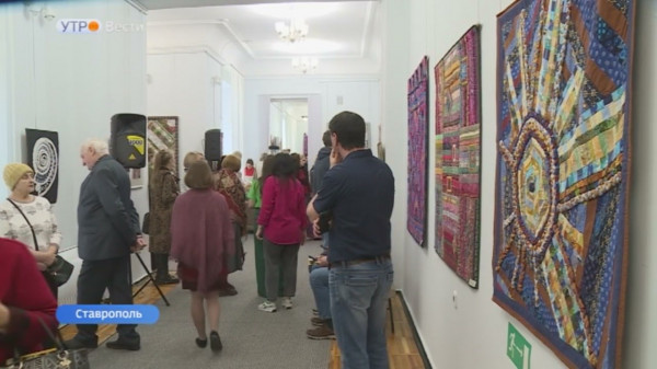 В Ставрополе открылась памятная выставка Жизнь в цвете