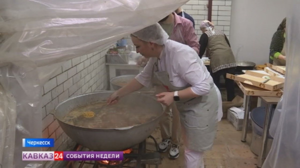 В Черкесске женщины-волонтеры готовят блюда и накрывают стол для постящихся