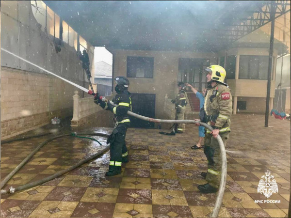 В Пятигорске пожарные тушат огонь в частном доме