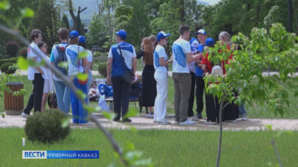 В Адыгее волонтеры раздают всем желающим символы Победы