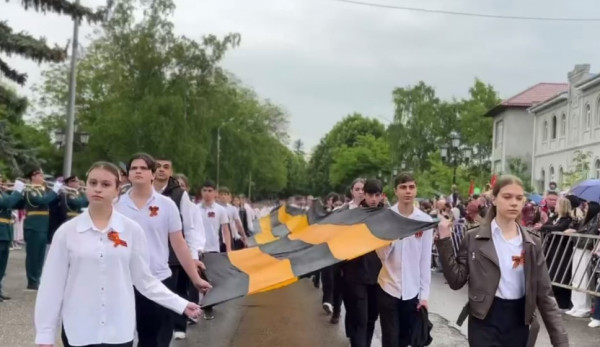 Сотни школьников пронесли 79-метровую георгиевскую ленту по станице Ессентукской