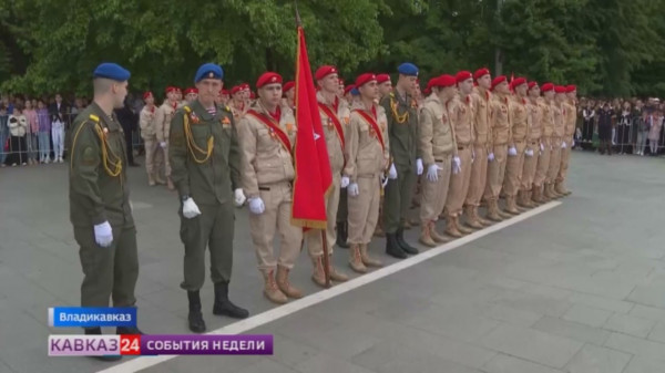 На площади Свободы во Владикавказе прошел военный парад