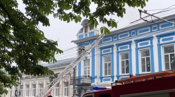 Названа предварительная причина пожара в особняке в Ставрополе