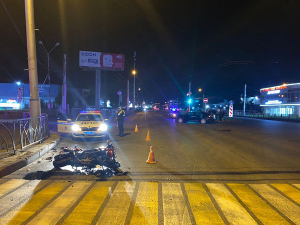 Иномарка и мотоцикл столкнулись этой ночью в Ставрополе