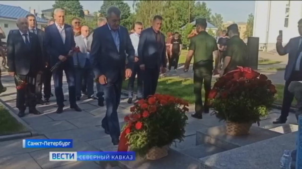 Глава Северной Осетии возложил цветы к памятнику жертвам Беслана в Санкт-Петербурге