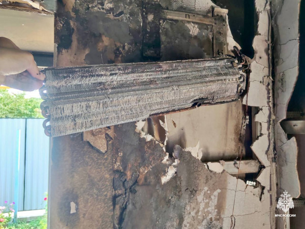 В ставропольском селе из-за кондиционера полностью выгорела комната в частном доме